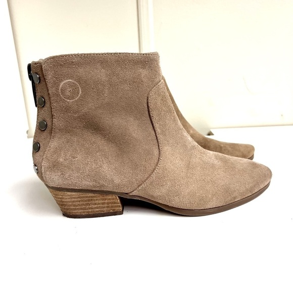 Vince Camuto Cinza Ankle Boots Womens 7M Brown Suede Tan Booties Metal Studs - Picture 2 of 9